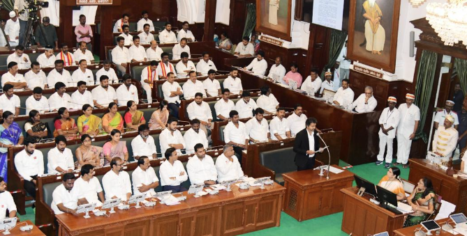 பொங்கல் பரிசு திட்டத்தில் புதிய சிறப்பு: 4 முழம் வேட்டி, ஜரிகை வைத்த சேலை வழங்கப்படும்!